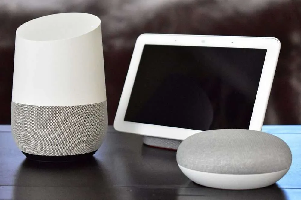 輕鬆打造全方位智能家居系統,預設全天候日常家電需求 3 1200px Google Home with Home Hub and Home Mini on table 1000x667 1