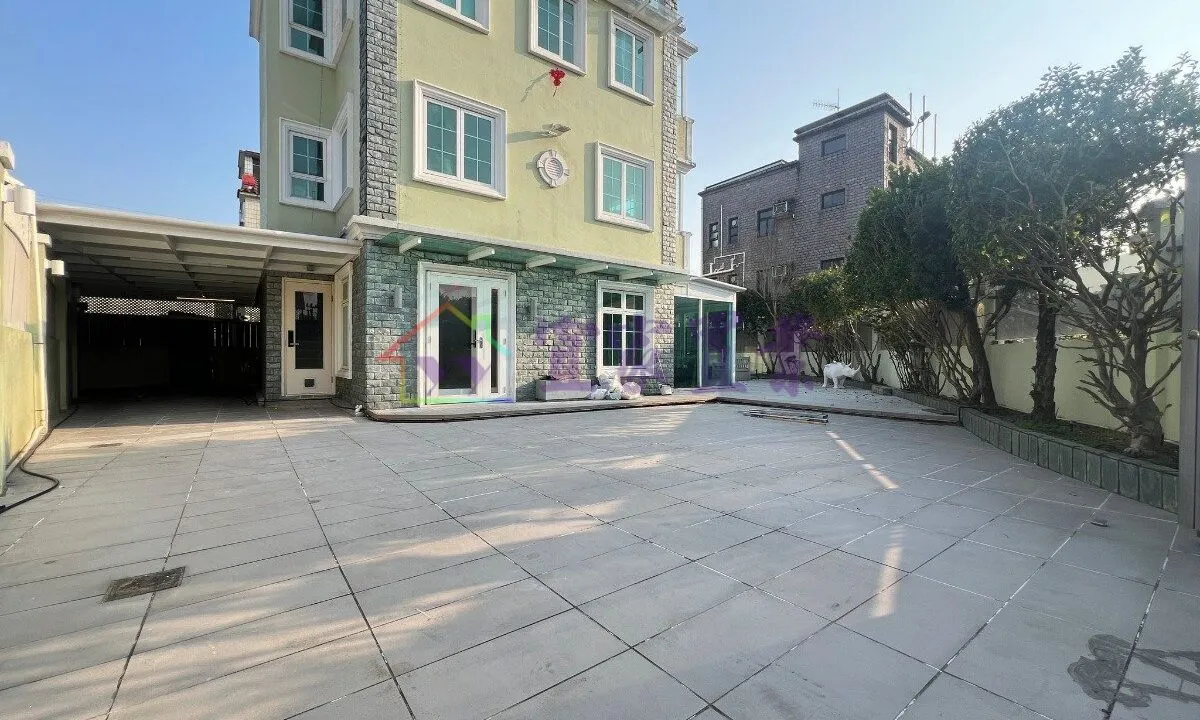 📌 路邊全幢,開揚 📌 2100呎連入車大花園,罕有放售 📌 路邊多條專線小巴及巴士往返 📌 鄰近多間士多及餐廳