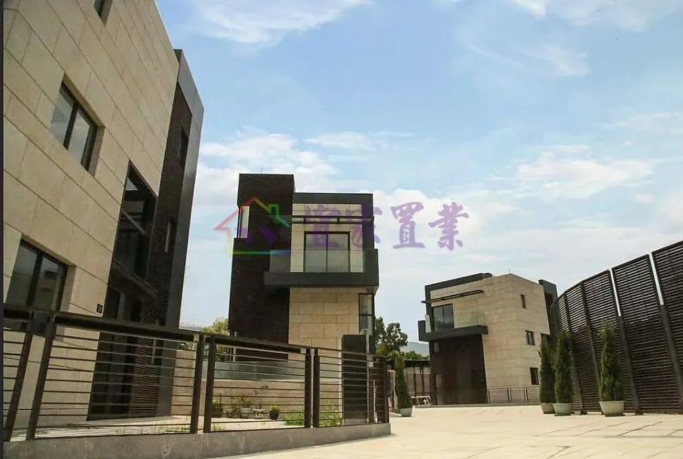 元朗 康巒●全新三樓連天台